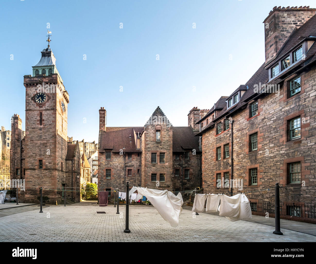 Lavanderia asciugando su linee di lavaggio nel cortile comune a Well Court, Dean Village, Edimburgo, Scozia. Foto Stock