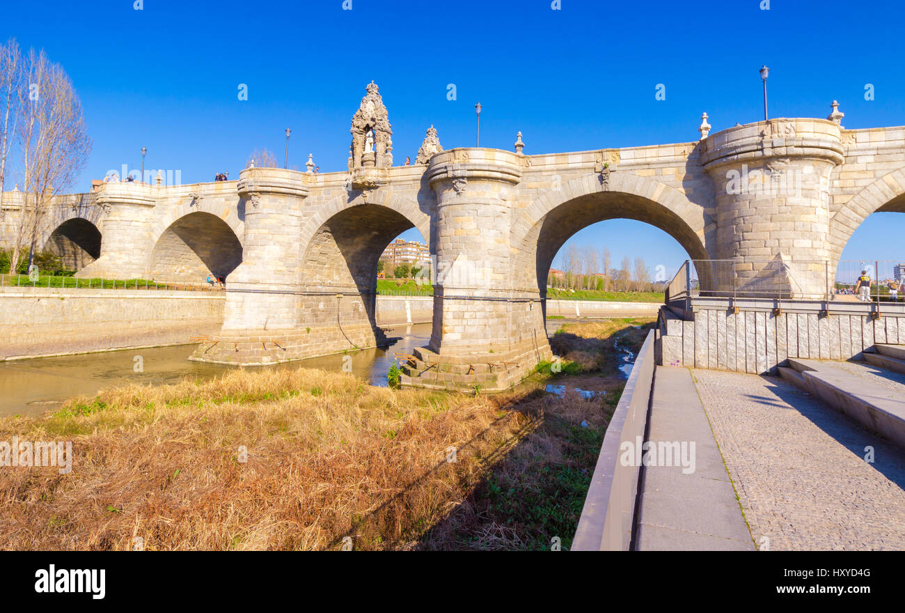 Il ponte di Toledo è una costruzione storica in Spagna a Madrid, costruito nel 1718, attraversando il fiume Manzanares. Foto Stock