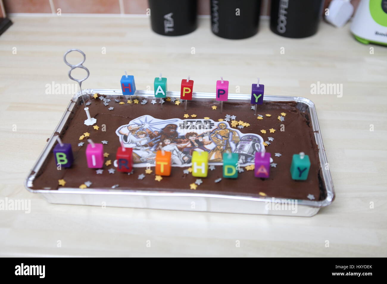 Illuminazione di candele su star wars torta di compleanno per 8 anni Foto  stock - Alamy