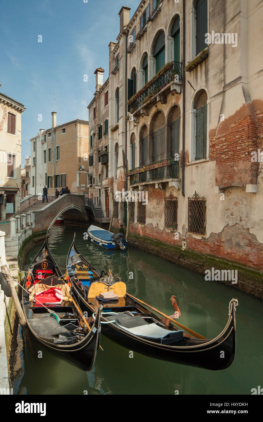 Pomeriggio di sole su un canale nel sestiere di Cannareggio, Venezia, Italia. Foto Stock