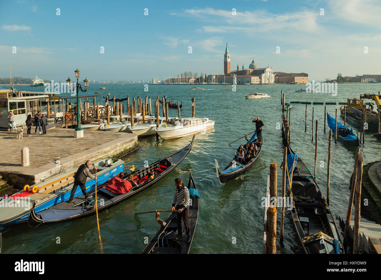 Gondole entrando in zona di San Marco di Venezia. Chiesa di San Giorgio Maggiore all'orizzonte. Foto Stock