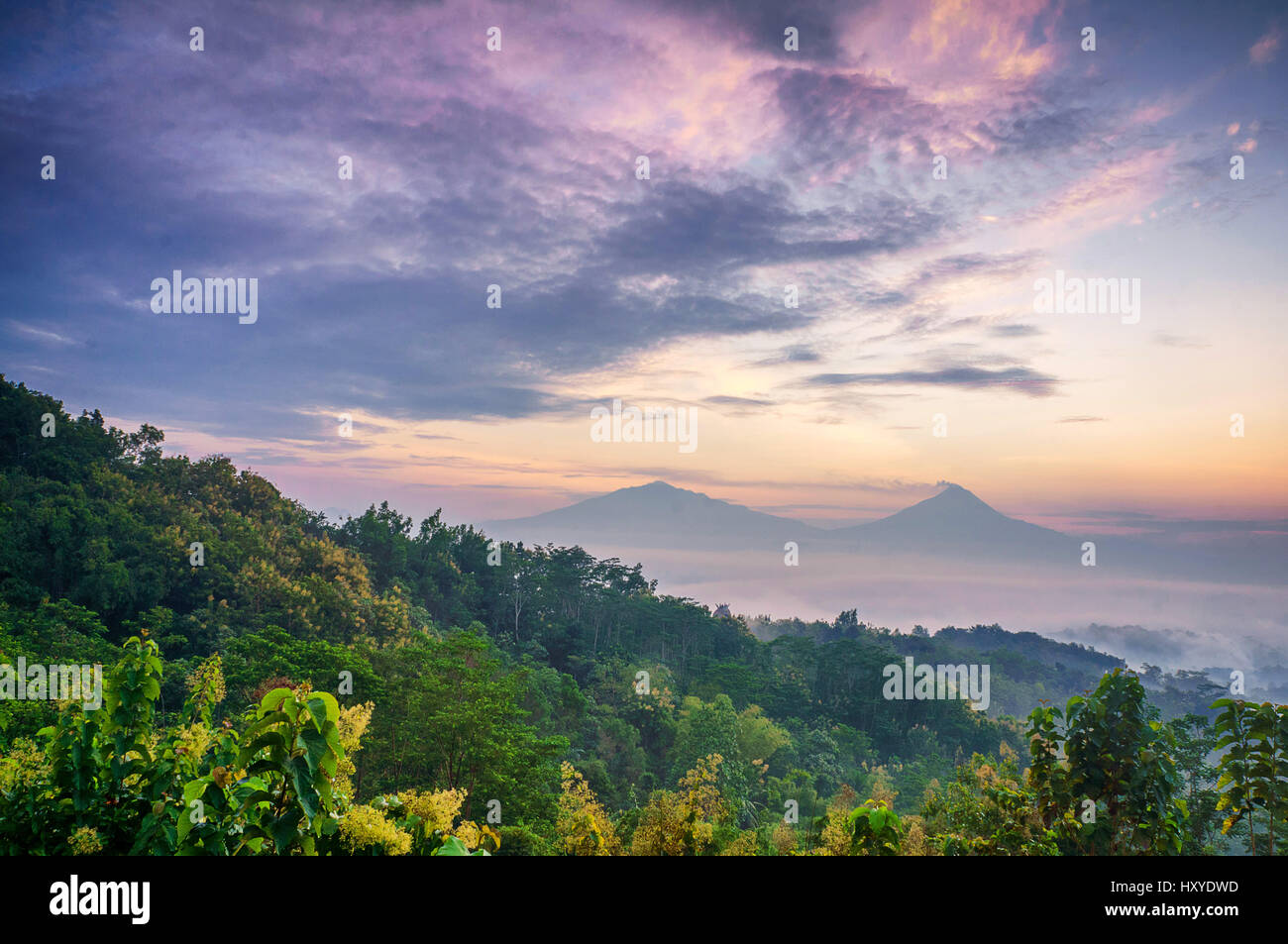 Merapi e Merbabu montagna da Punthuk Setumbu Hill, Magelang, Giava centrale, Indonesia Foto Stock