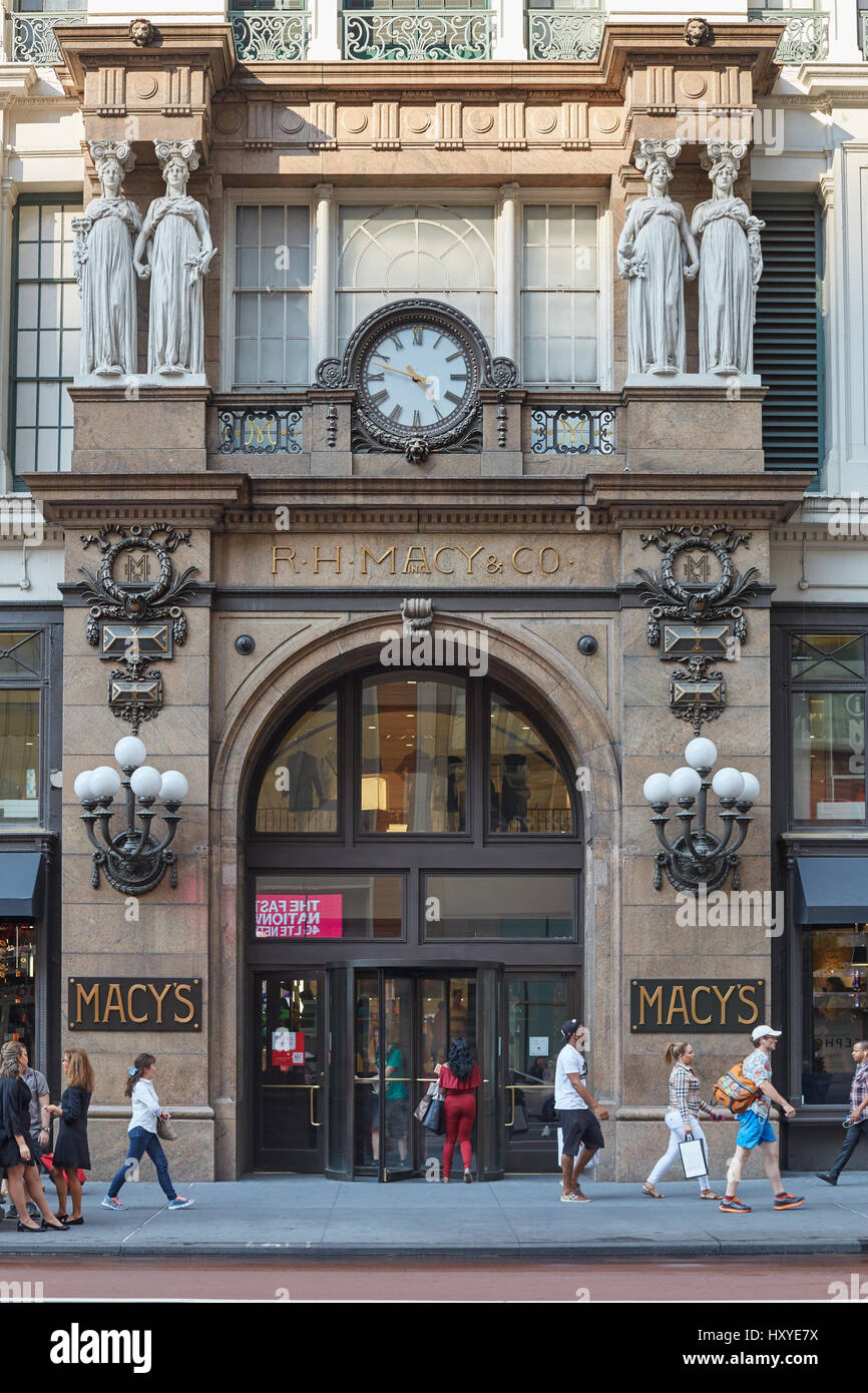 I grandi magazzini Macy ingresso con persone in Herald Square flagship ubicazione nel centro di Manhattan a New York. Foto Stock
