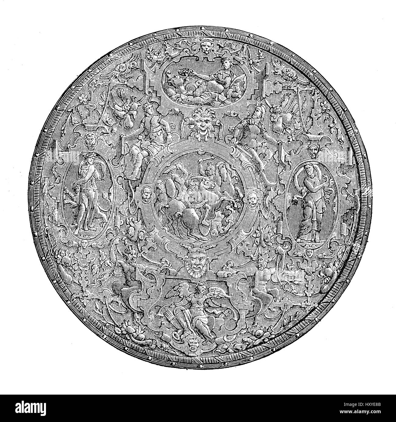Rinascimento scudo rotondo, sbalzato e cesellato in ferro con decorazioni mitologiche, opere d'arte italiana del XVI secolo Foto Stock