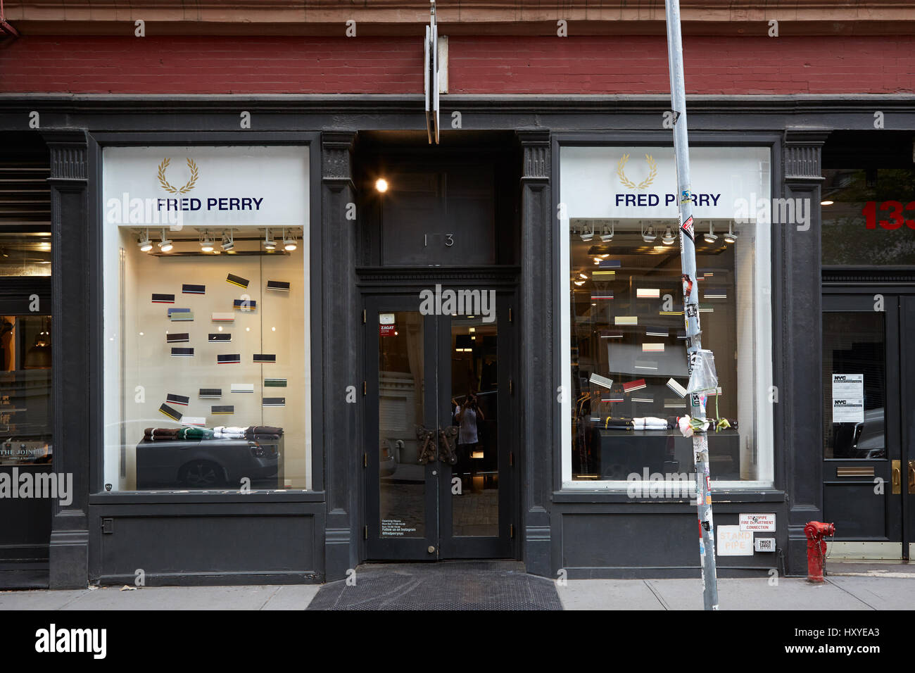 NEW YORK - 7 settembre: Fred Perry shop in Wooster Street il 7 settembre 2016 a New York. Fred Perry è stato un inglese un tavolo da ping pong e il giocatore di tennis, Foto Stock