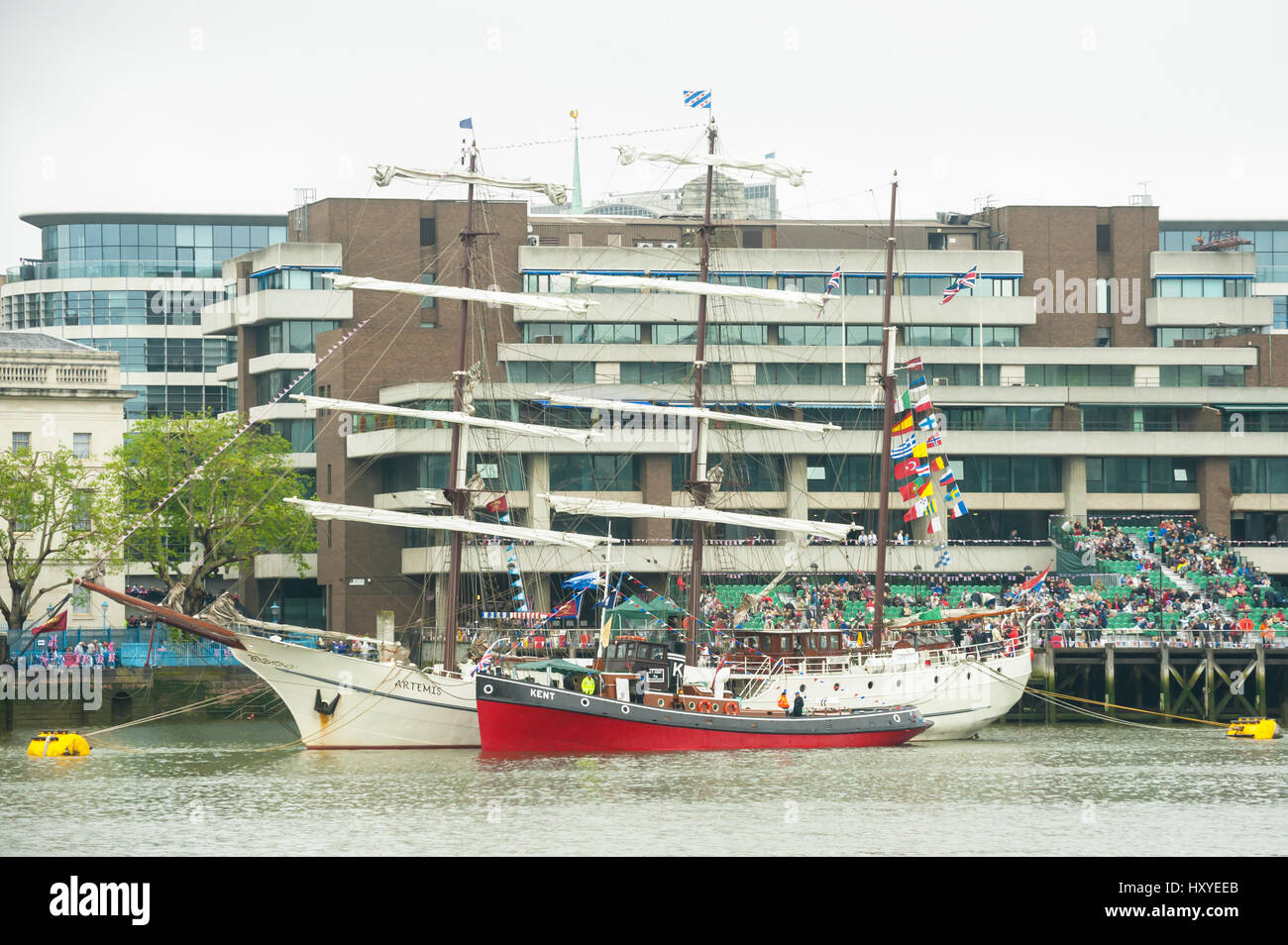 LONDON, Regno Unito - 3 giugno: Tall Ship Artemis e rimorchiatore Kent, parte dei mille nave Queen Elizabeth II GIUBILEO di Diamante Pageant sul fiume Tham Foto Stock