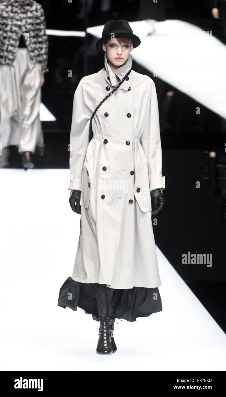 La Fashion Week di Milano Donna Autunno Inverno 2017/2018 - Giorgio Armani  - passerella con: modello Dove: Milano, Italia Quando: 27 Feb 2017 Credit:  IPA/WENN.com * * disponibile solo per la pubblicazione