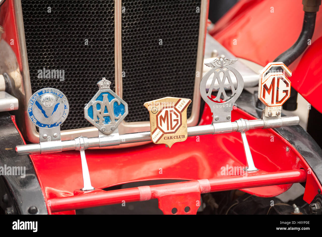 Aldershot, Regno Unito - 9 Maggio 2015: veicolo Vintage badge di associazione sulla parte anteriore di un classico British MG automobile in Aldershot, Regno Unito Foto Stock