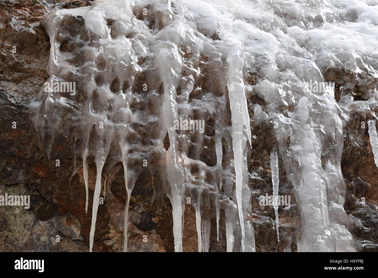 Icy sulle rocce Foto Stock