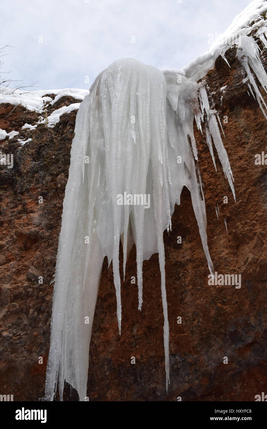 Stalattiti di ghiaccio a grotta scende Foto Stock