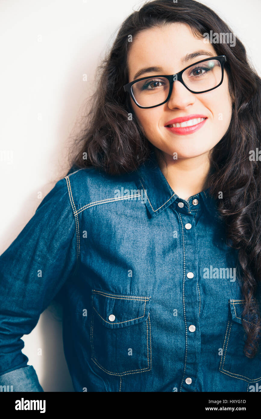 Giovane donna con nero vetri bordati e denim dhirt Foto Stock