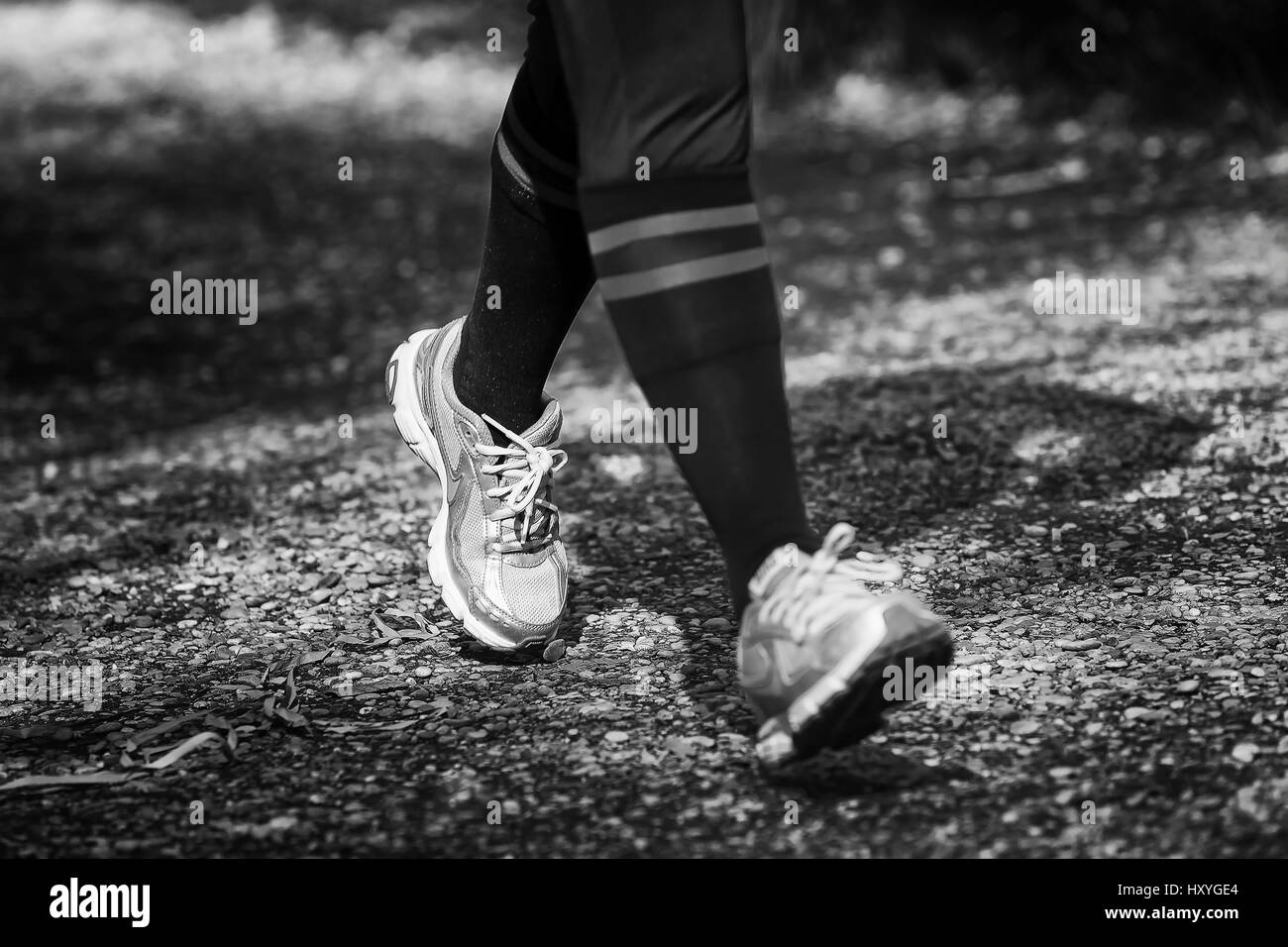 Close-up delle calzature sportive di un uomo a fare jogging nel parco. Foto Stock