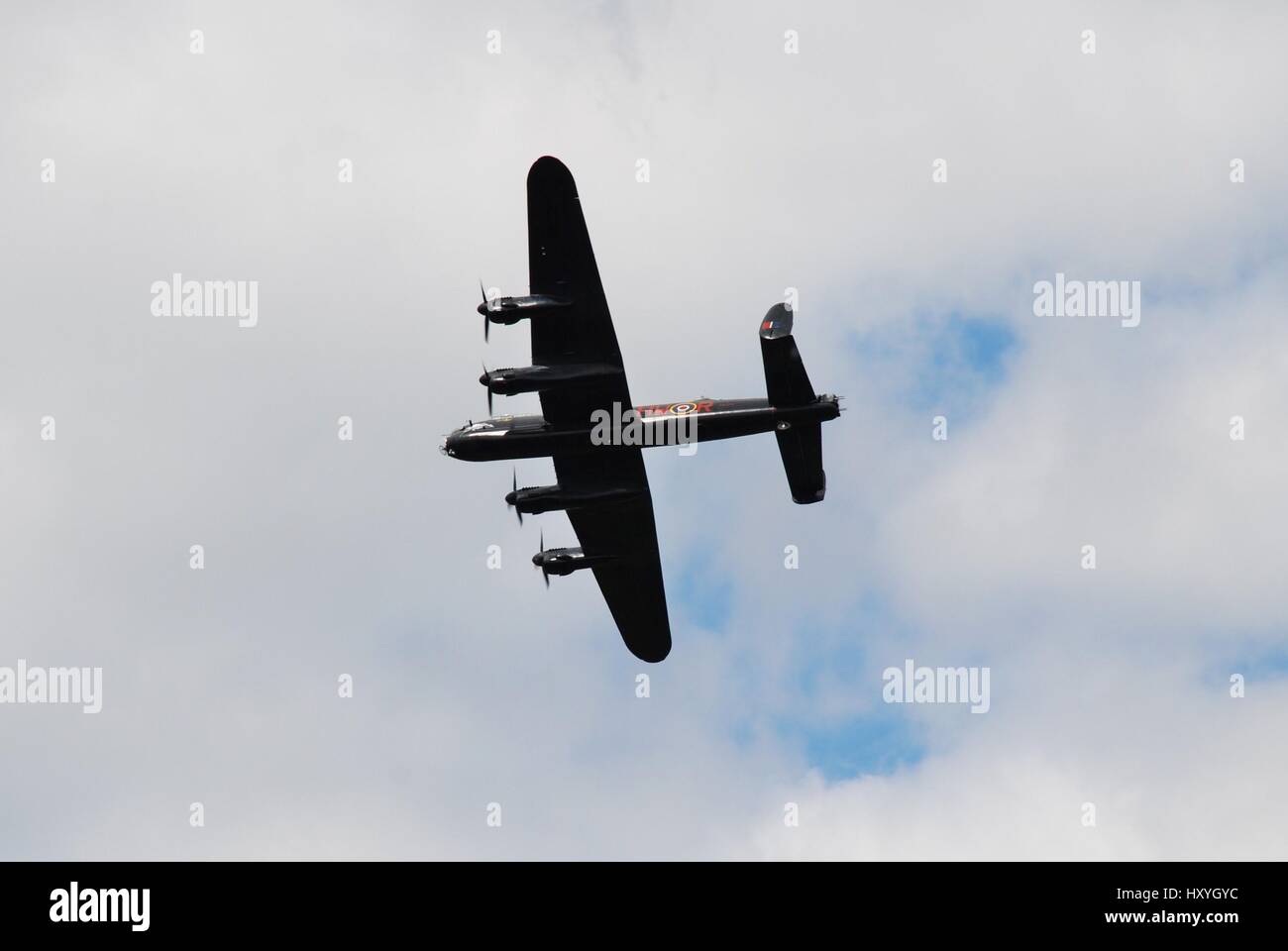 Avro Lancaster bomber PA474 del Battle of Britain Memorial Flight visualizza oltre Tenterden nel Kent, in Inghilterra il 14 maggio 2011. Foto Stock