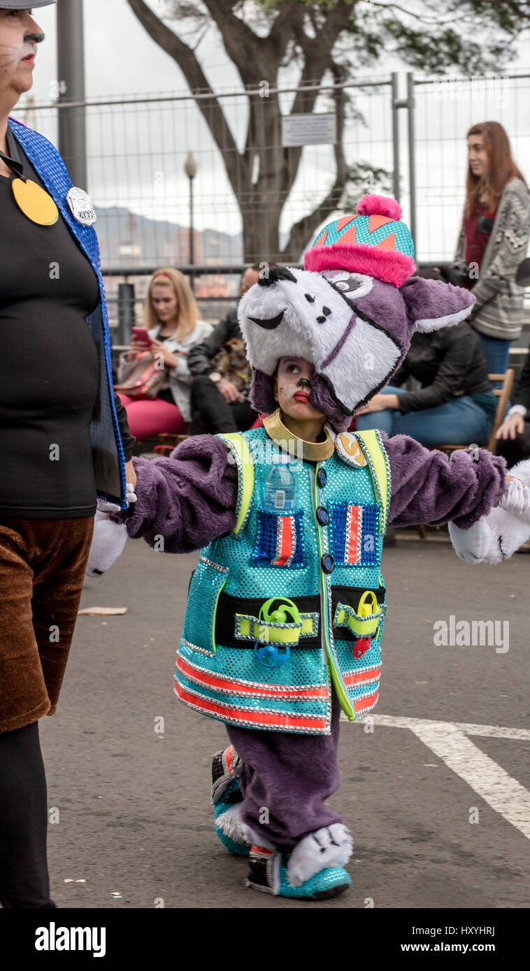 Carino giovane ragazzo molto elaborate "orso di peluche' costume in Tenerife sfilata di carnevale Foto Stock