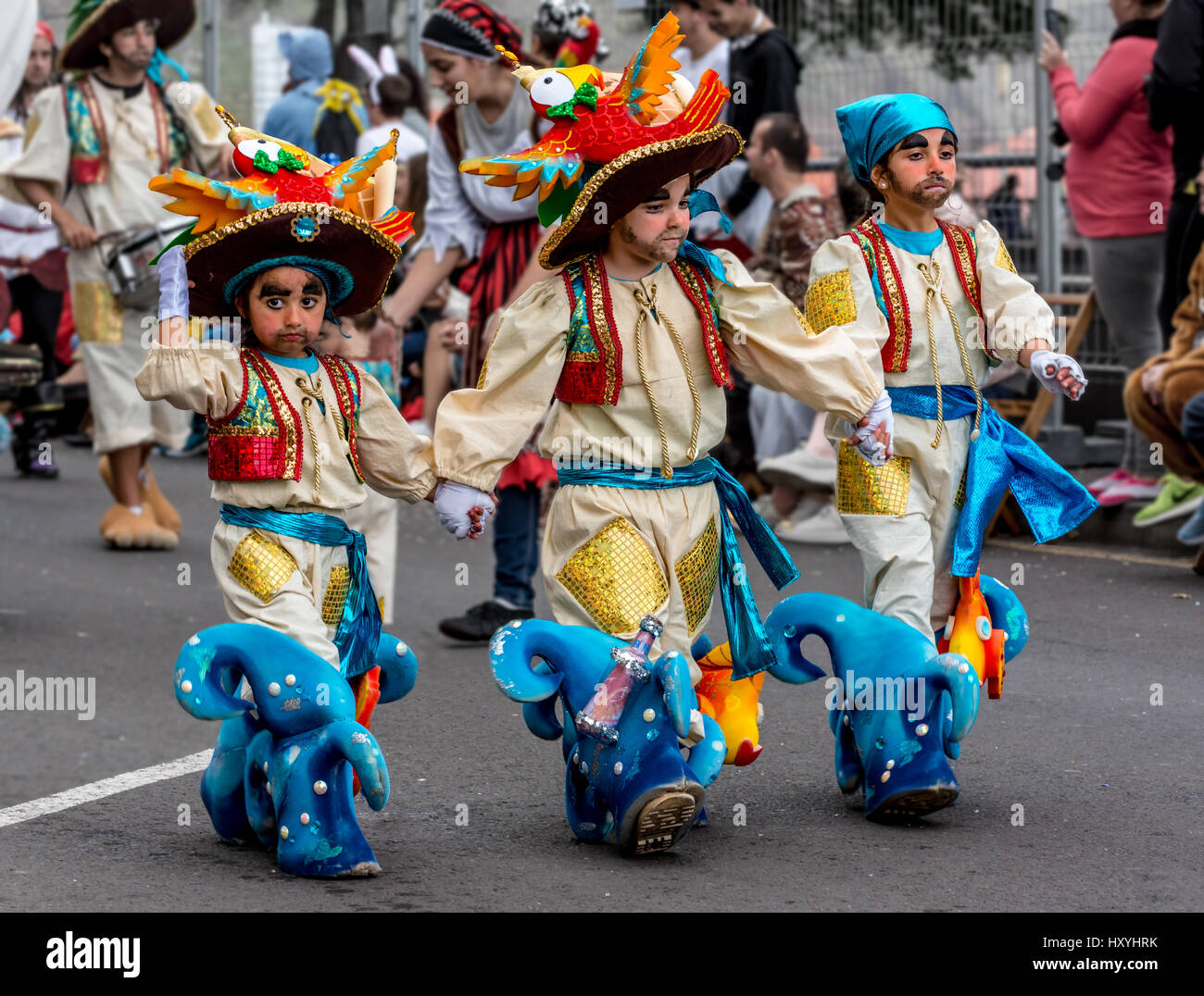 3 giovani ragazzi molto elaborate messicano costume bandito in Tenerife  sfilata di carnevale Foto stock - Alamy