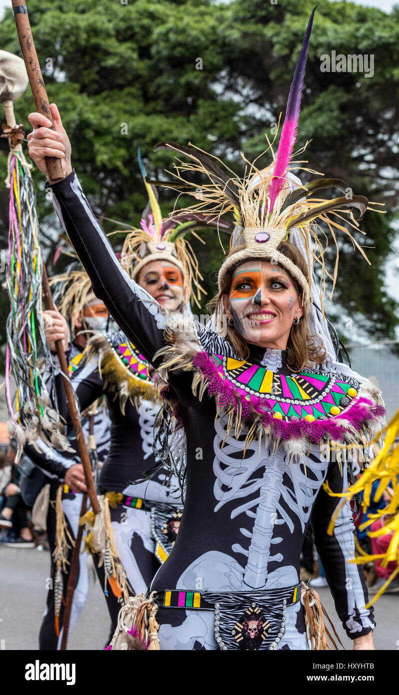 Donna/ragazza molto elaborate costume in Tenerife sfilata di carnevale Foto Stock