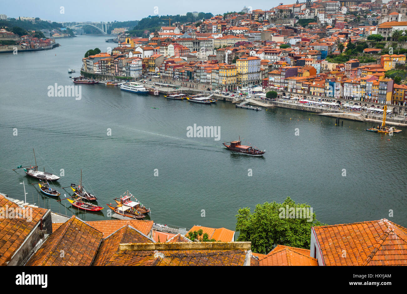 Il Portogallo, Regione Norte, Porto, vista sul fiume Douro da Vila Nova de Gaia al centro storico di Porto Foto Stock