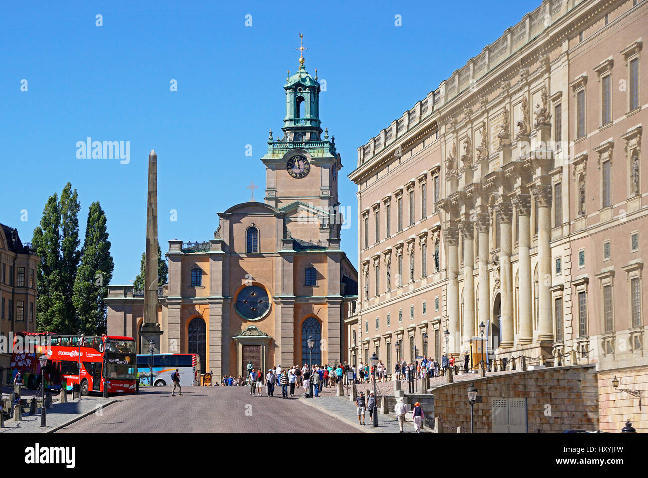 Gamla Stan (la Città Vecchia) torre dell orologio della chiesa grande (Storkyrkan) con il palazzo reale a destra a Stoccolma, Svezia. Foto Stock