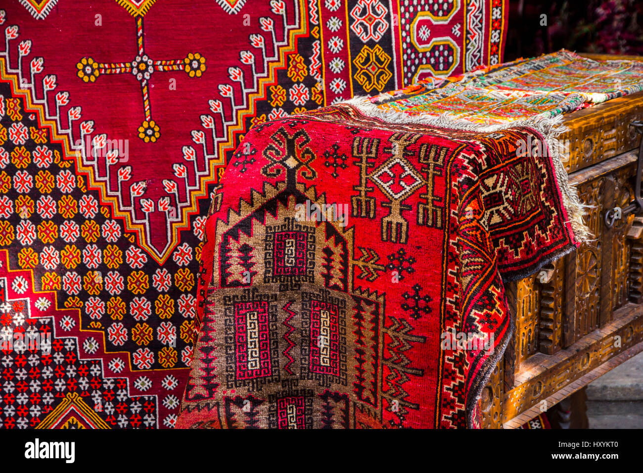 Tappeti berberi originato lungo la costa mediterranea del Nord Africa,  compreso il Marocco, Libia, Tunisia e Algeria. Questi incantevoli esempi  sono stati su Foto stock - Alamy