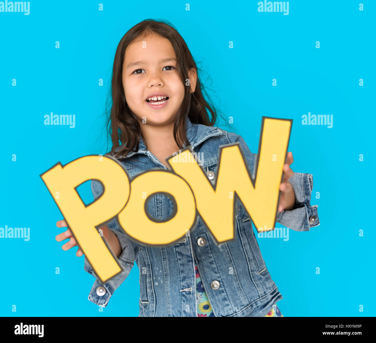 Little Girl Holding Papercraft Pow Foto Stock