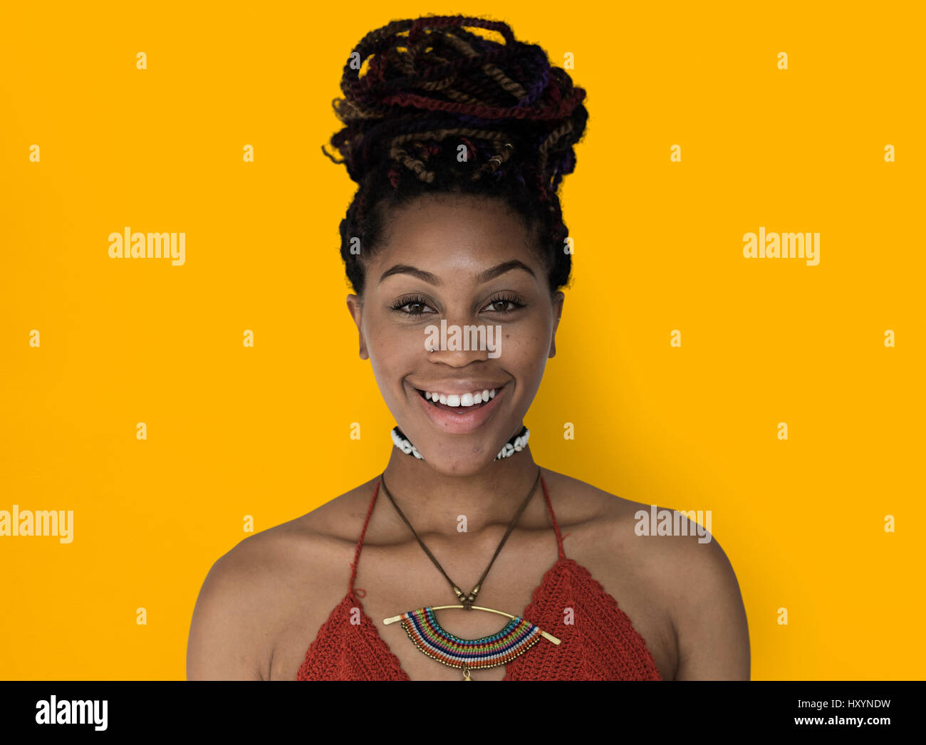 Discesa africana femmina sorriso felice Foto Stock