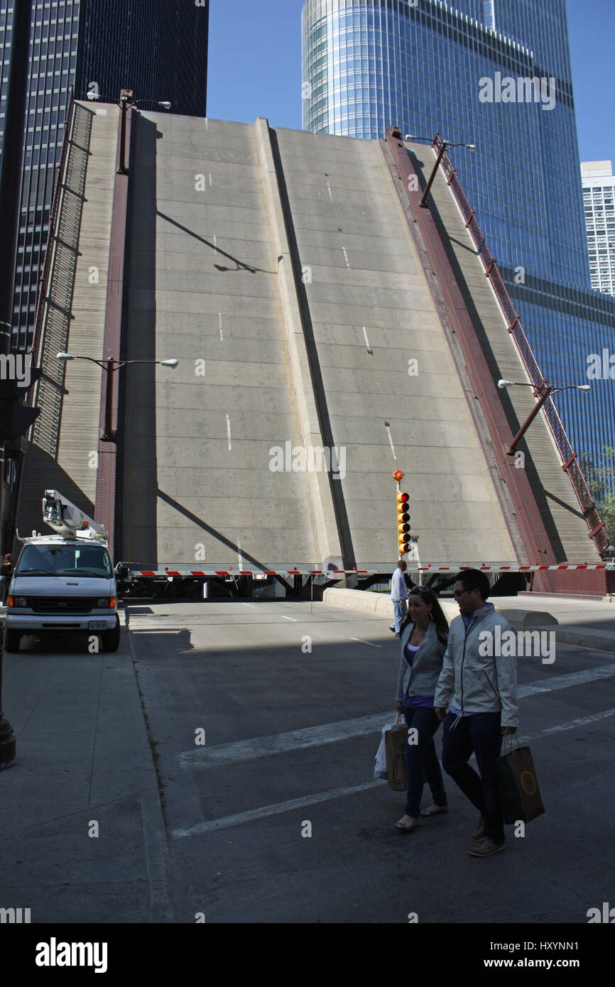 Un ponte levatoio è sollevata in Chicago. Foto Stock