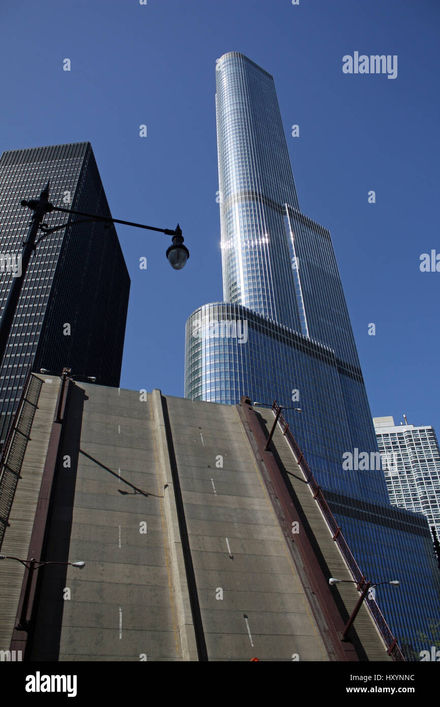 Un ponte levatoio è sollevata davanti al Trump Tower a Chicago Foto Stock