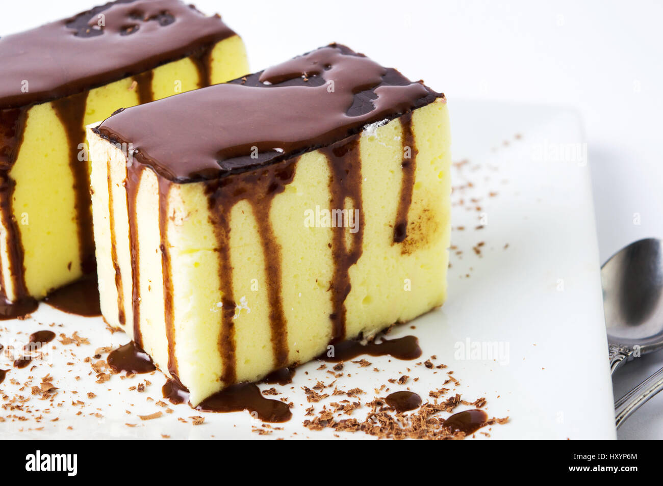 Torta di crema di cioccolato su una piastra Foto Stock