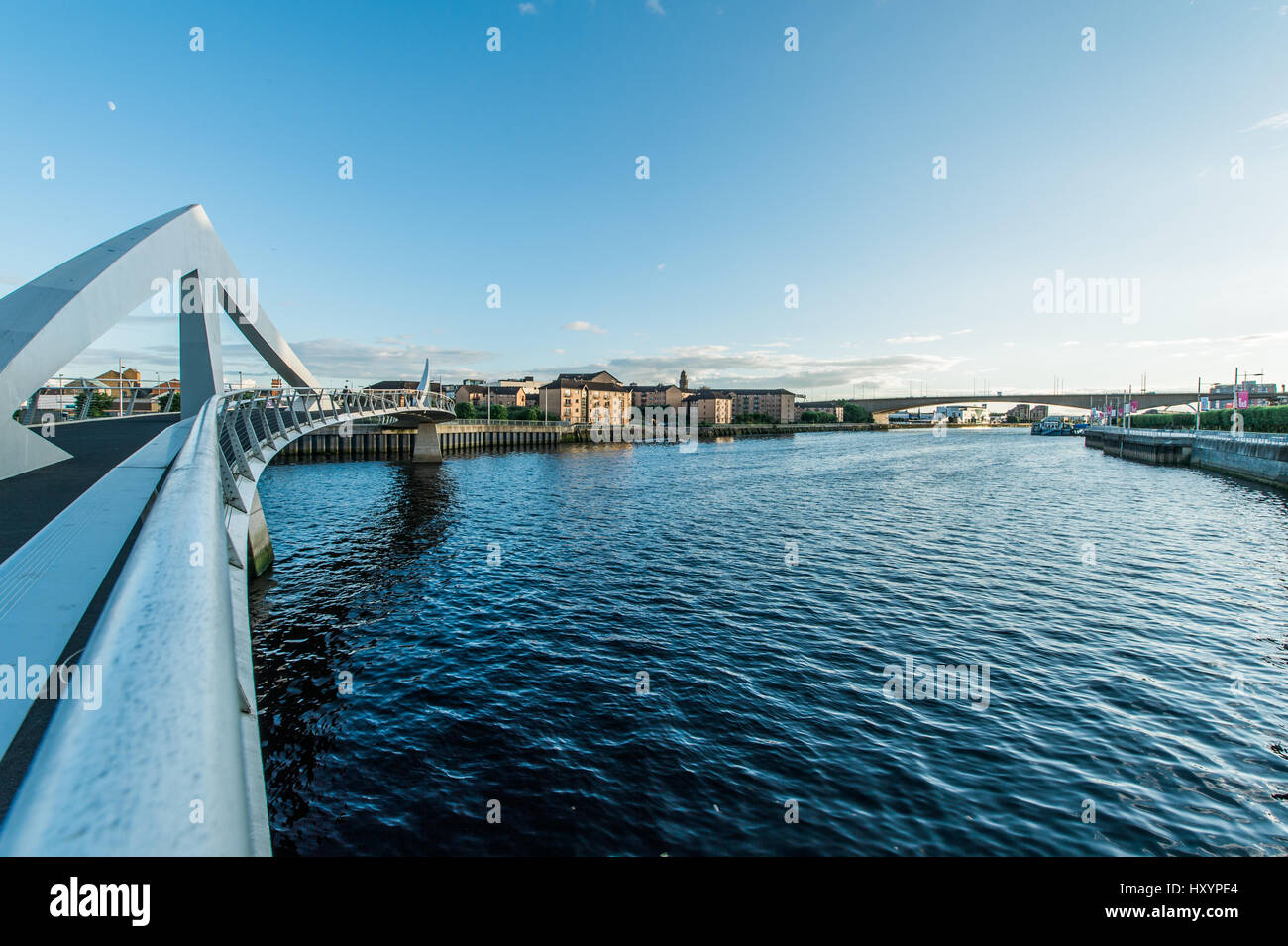 Vista di Glasgow Tradeston del ponte sul fiume Clyde dalla sua banca del Nord Foto Stock
