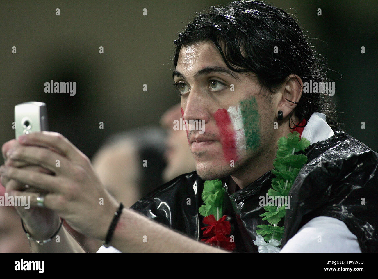 ITALIAN FAN ITALIA V BULGARIA D. Afonso Henriques STADIUM GUIMAR├ES Portogallo 22 giugno 2004 Foto Stock