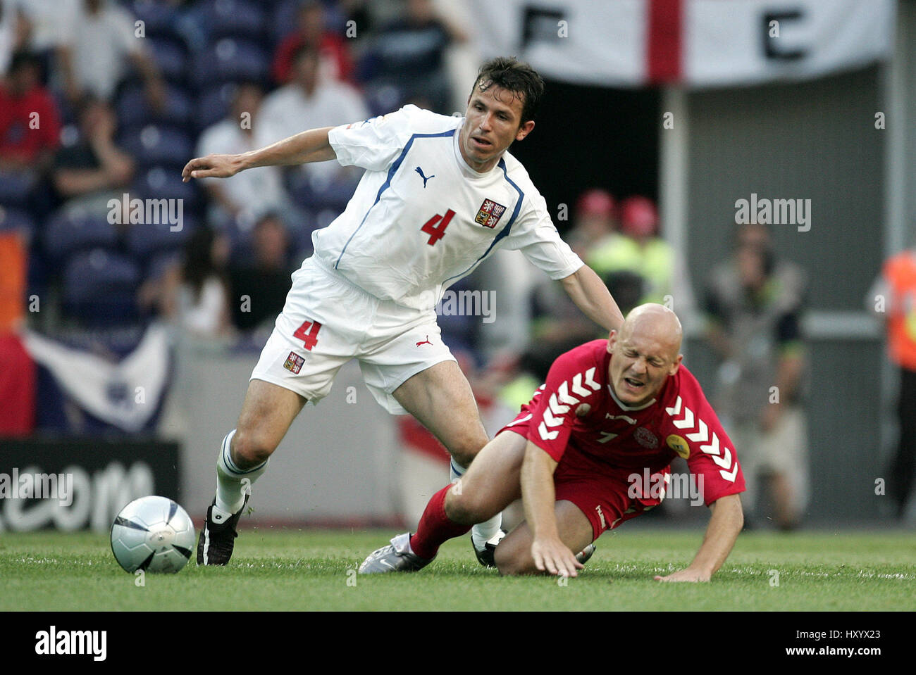 TOMAS GALASEK THOMAS GRAVESEN REPUBBLICA CECA V DANIMARCA Dragao Stadium Porto Portogallo 27 giugno 2004 Foto Stock