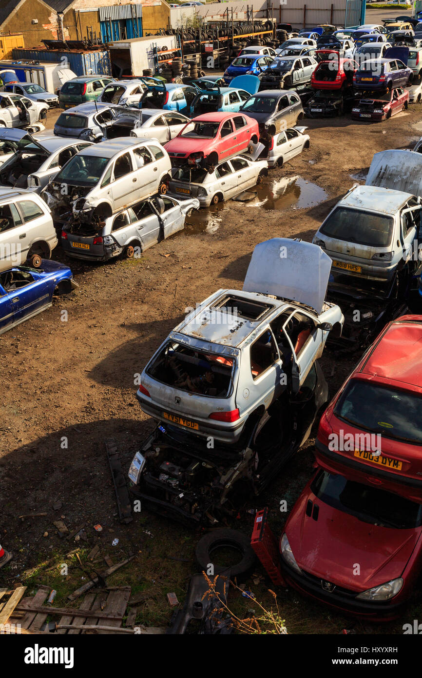 Grimsby, Inghilterra - marzo 14: varie vetture colorate in cantiere di scarto in Inghilterra. a Grimsby, North Lincolnshire, Inghilterra. il 14 marzo 2017. Foto Stock