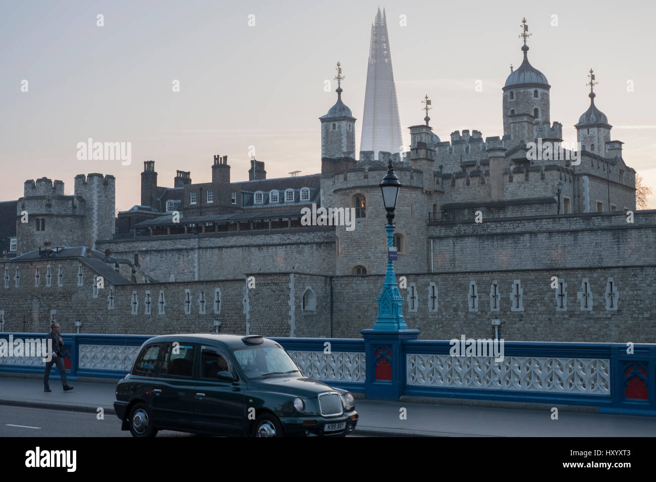 La shard visto dietro la Torre di Londra Foto Stock