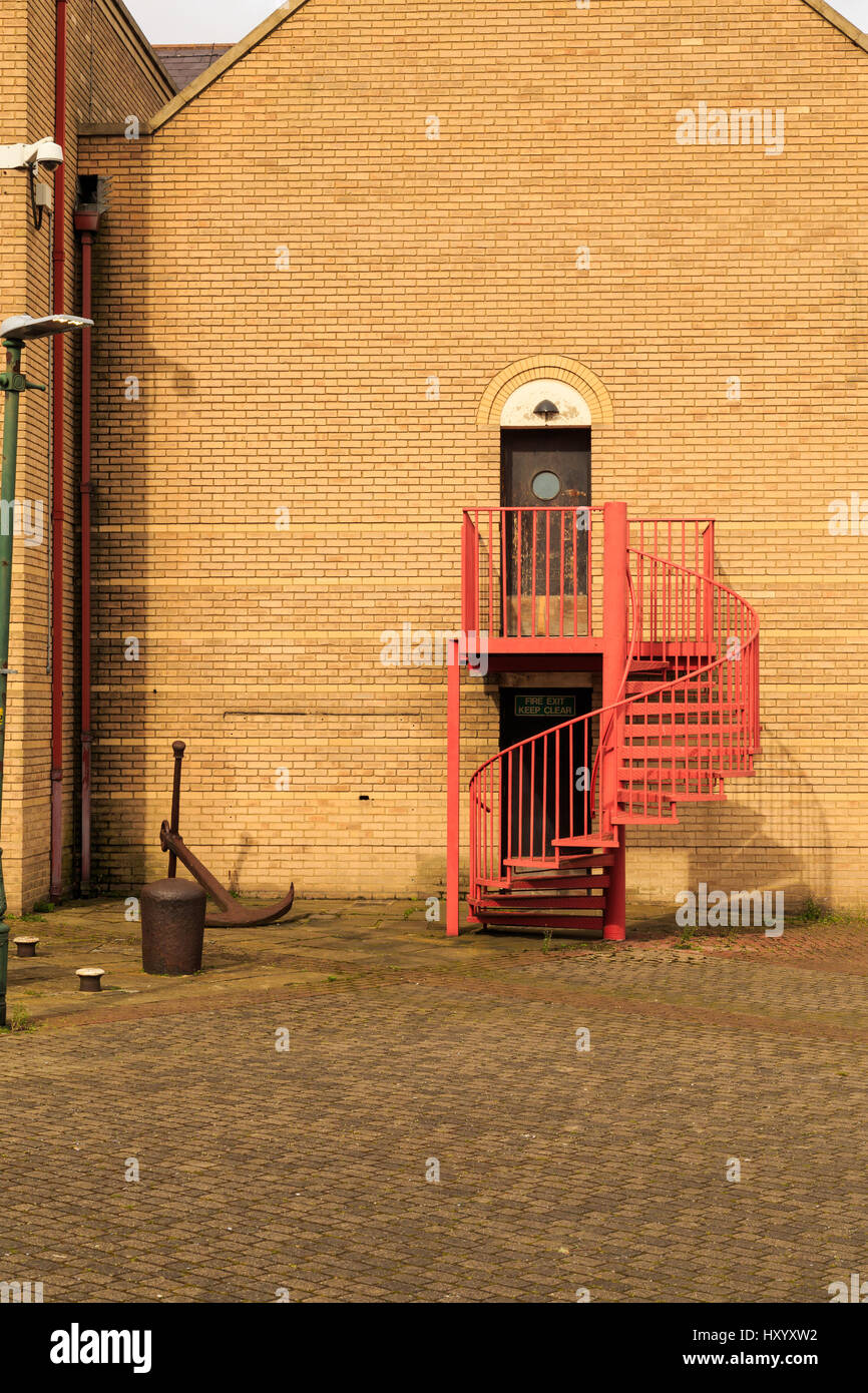 Grimsby, Inghilterra - marzo 14: scalinata a spirale situato sulla parte esterna di grimsby pesca Heritage Centre. a Grimsby, North Lincolnshire, Inghilterra. Sulla xiv Foto Stock