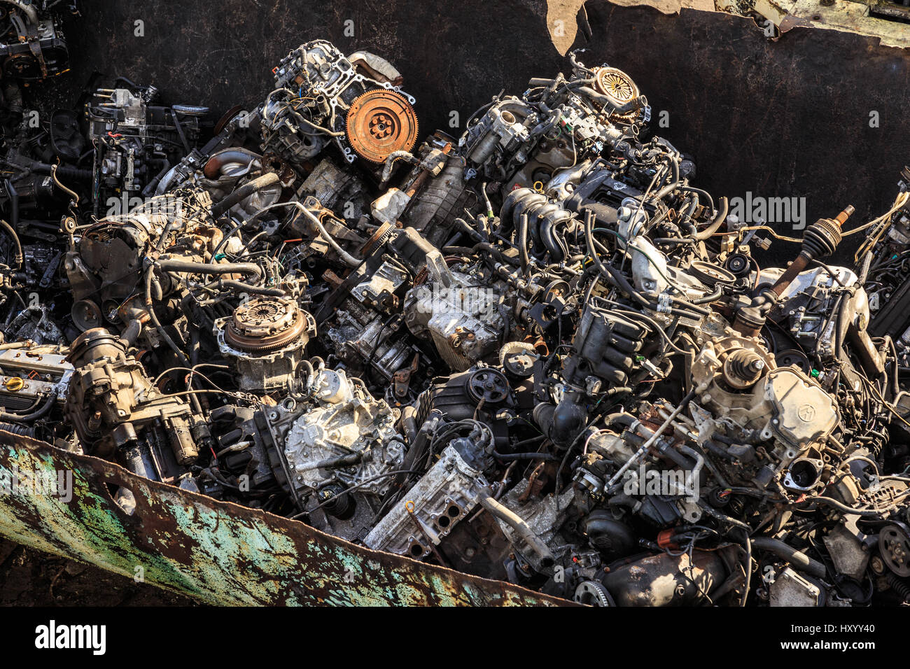 Grimsby, Inghilterra - marzo 14: pila di vari automobile motore automobile parti scartate in bin in cantiere di scarto, Inghilterra. a Grimsby, North Lincolnshire, engla Foto Stock