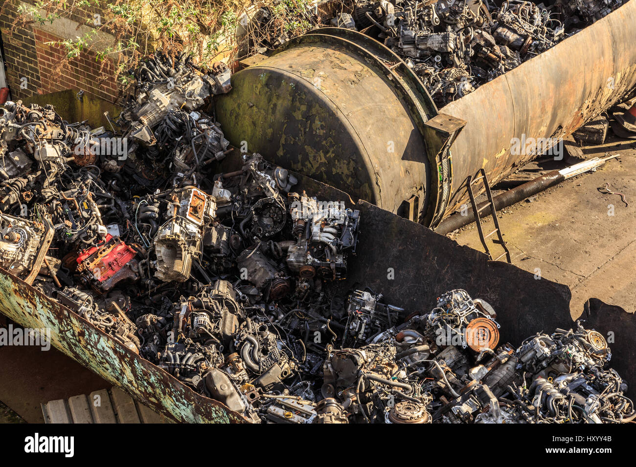 Grimsby, Inghilterra - marzo 14: pila di auto/veicolo motore automobile parti scartate in bin in cantiere di scarto, Inghilterra. a Grimsby, North Lincolnshire, engla Foto Stock