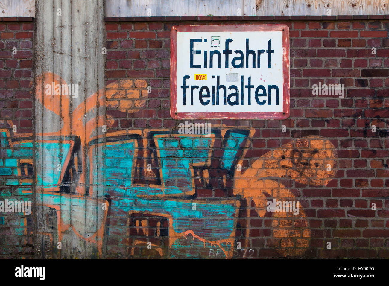 L'Europa, Germania, Colonia, graffiti e segno 'lasciare ingresso libero' su una parete in porto Muelheim. Foto Stock