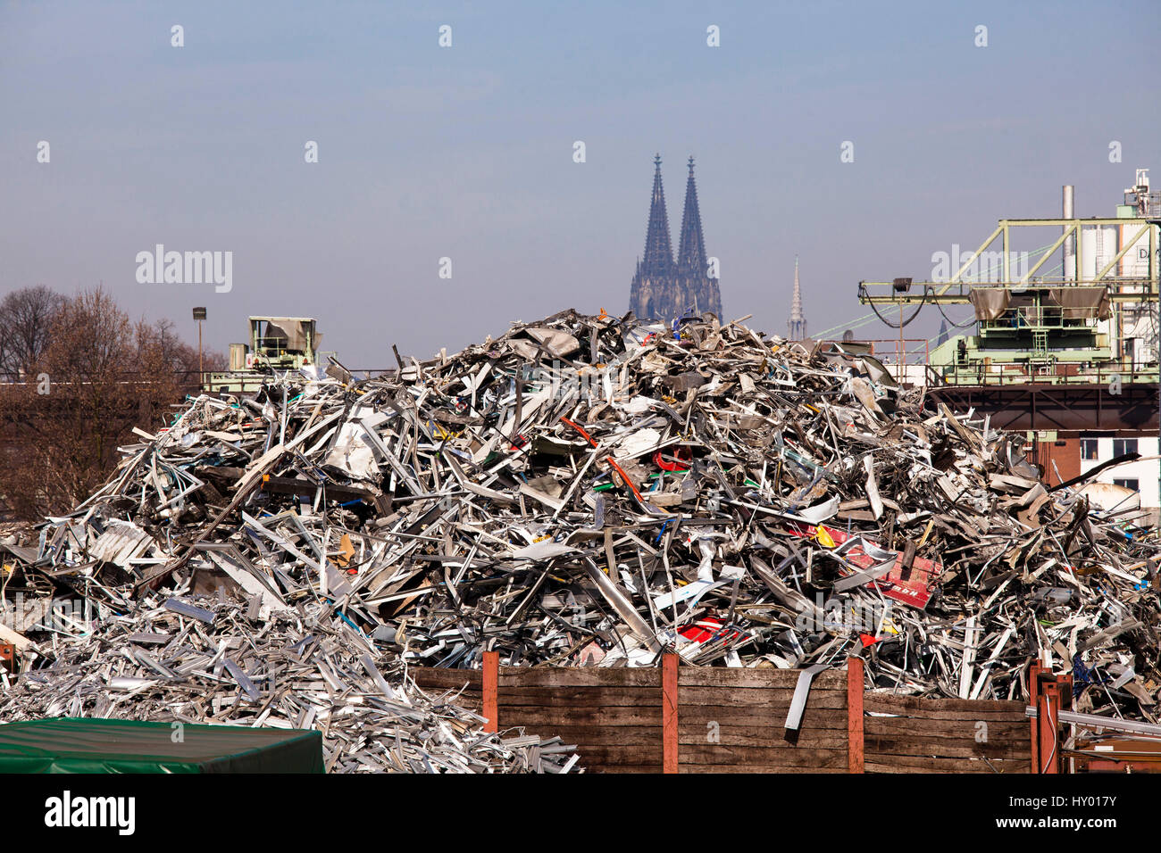 Germania, Colonia, rottami di cantiere con il vecchio metallo nel quartiere Deutz, sullo sfondo la cattedrale. Foto Stock