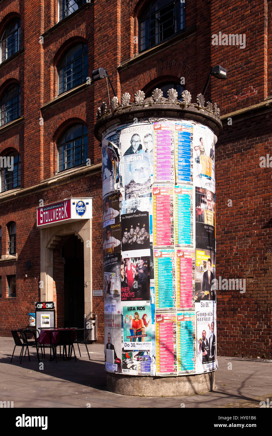 Germania, Colonia, vecchio pilastro della pubblicità con Note evento nella parte anteriore della casa Stollwerck, edificio storico della ex fabbrica di cioccolato Stollw Foto Stock