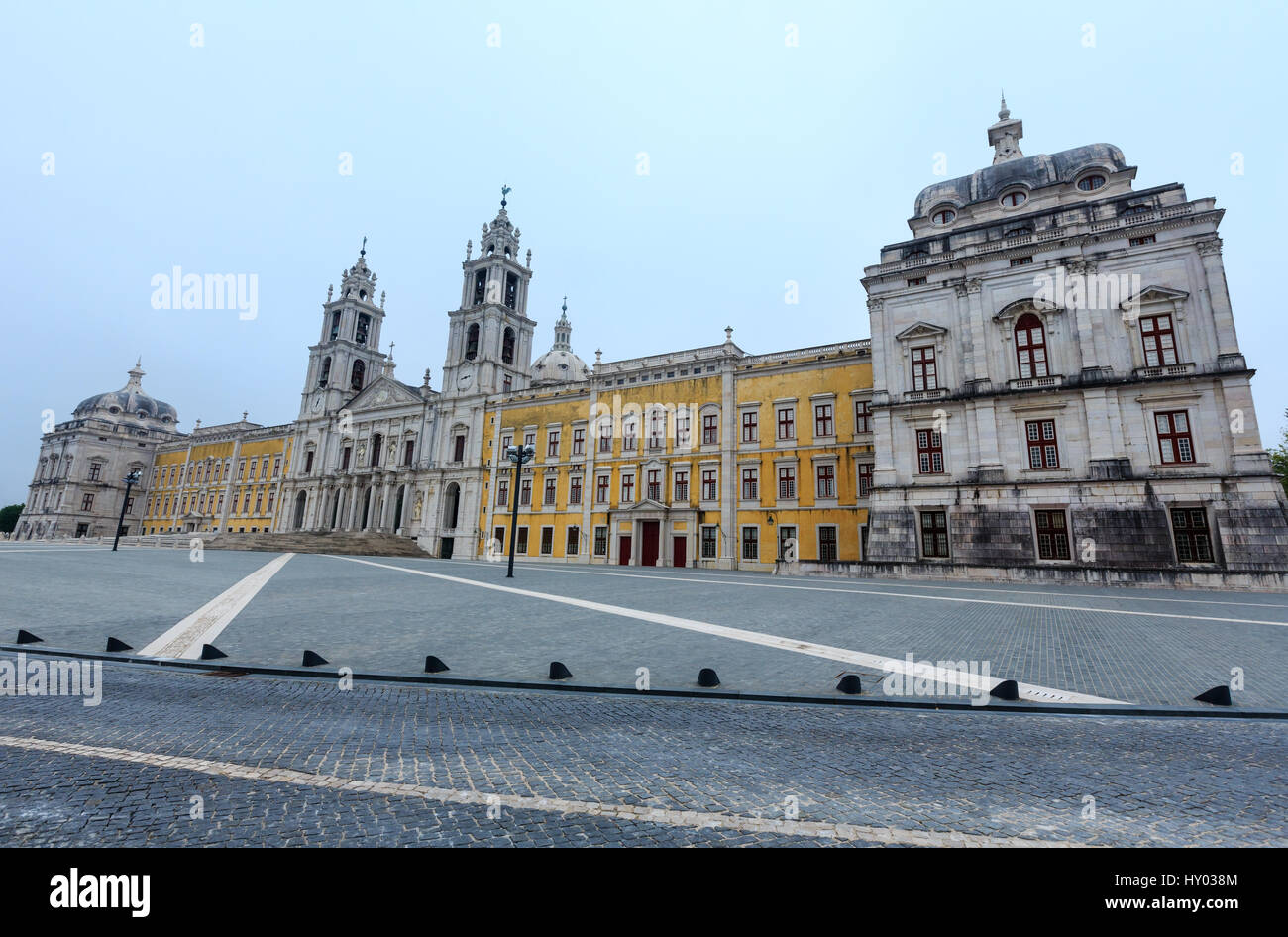 Il Palazzo Nazionale di Mafra (Mafra town, Portogallo. La costruzione iniziò nel 1755. Monumento nazionale dal1910, e anche una delle sette meraviglie del Portogallo. Foto Stock