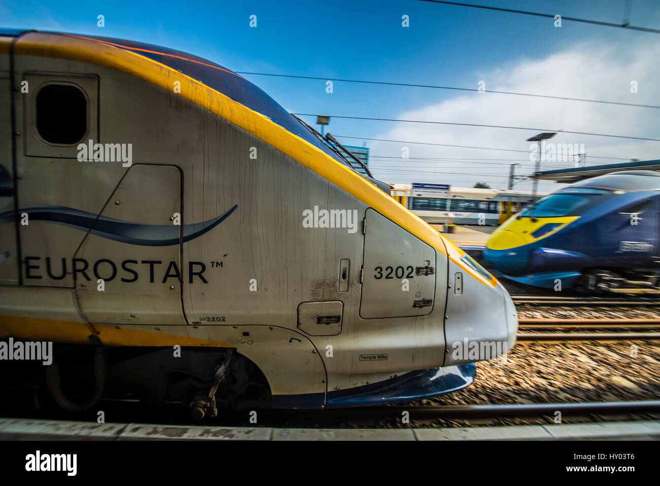 Treno Eurostar e locomotiva Javelin alla stazione di Ashford International nel Kent. Stazione ferroviaria con treni. Movimento Foto Stock