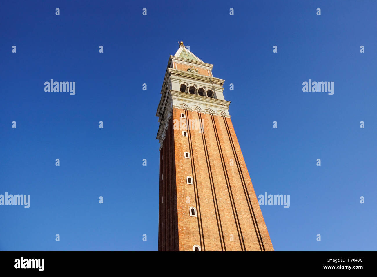 Idraulica costruzione mobile piattaforma elevata verso un cielo blu con palo metallico lampione Foto Stock