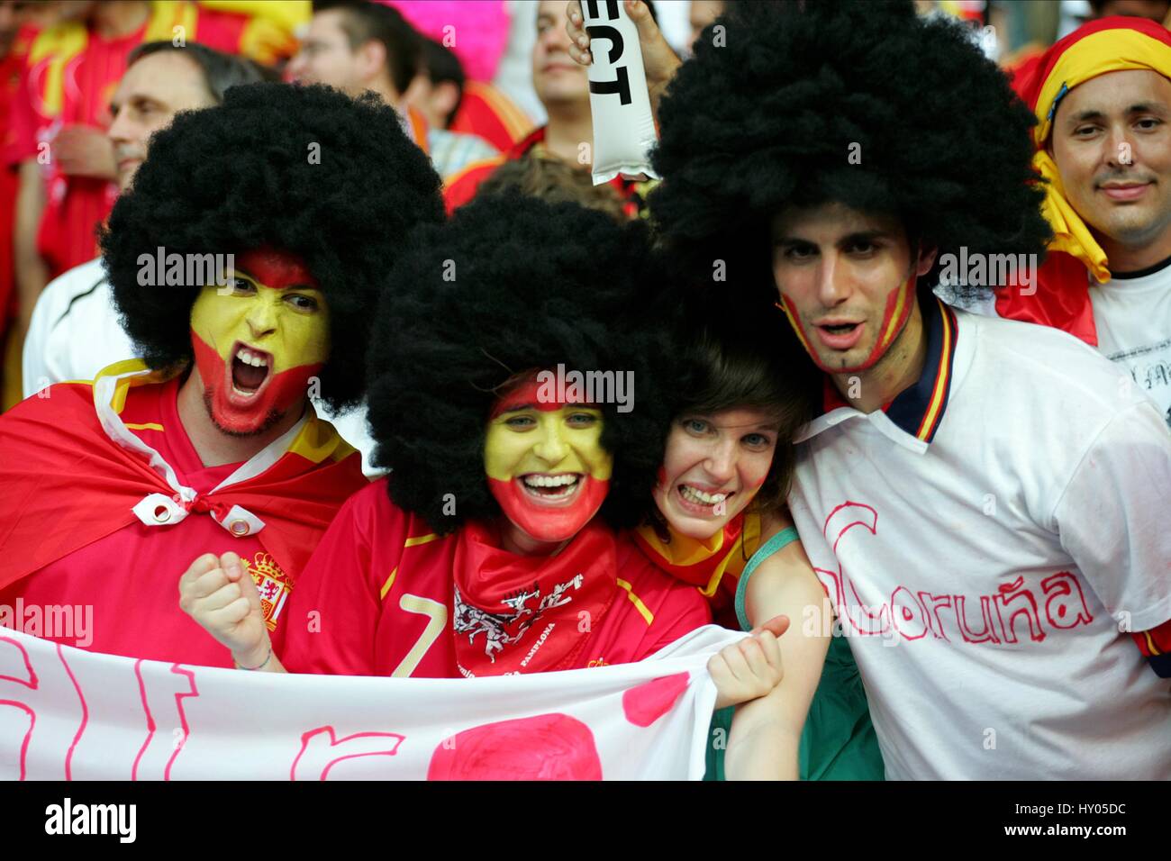 Tifosi spagnoli con nero parrucche GERMANIA V SPAGNA ERNST-HAPPEL-Stadion Vienna AUSTRIA 29 Giugno 2008 Foto Stock