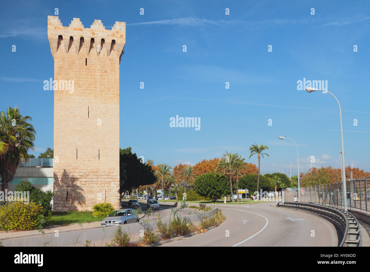 Autostrada e antica torre (Torre de Paraires). Palma de Mallorca, Spagna Foto Stock