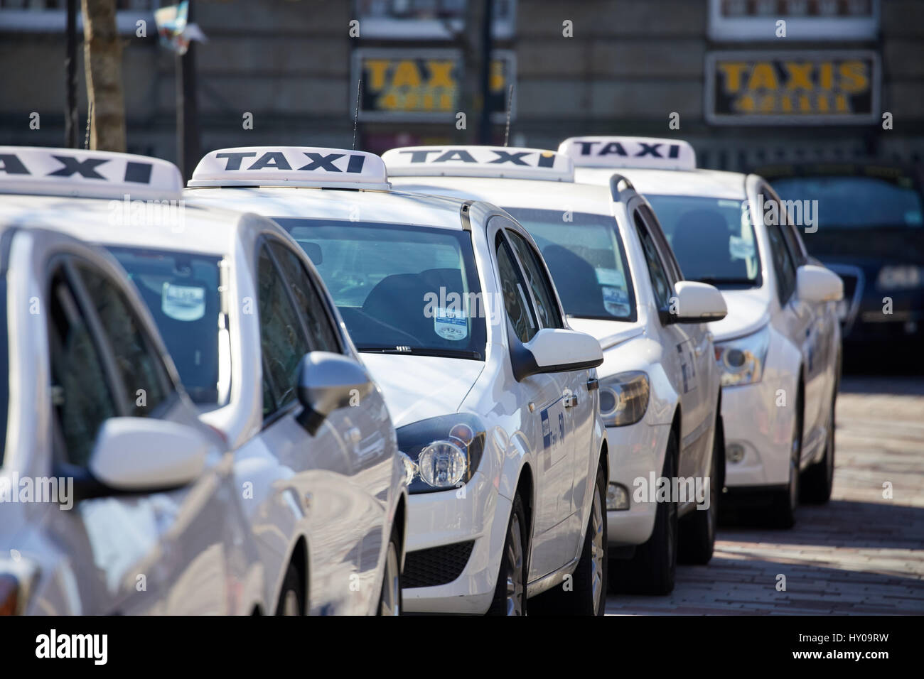 Stazione Taxi auto bianca, Huddersfield Town Center di un grande mercato comune metropolitan borough Kirklees, West Yorkshire, Inghilterra. Regno Unito. Foto Stock