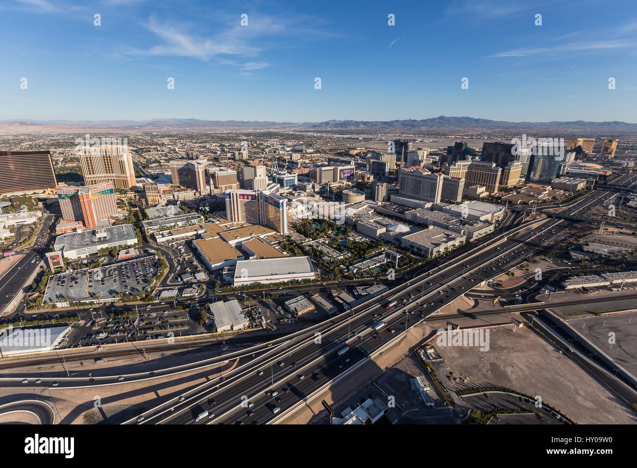Las Vegas, Nevada, Stati Uniti d'America - 13 Marzo 2017: vista aerea di Las Vegas le torri e la Interstate 15 nel sud del Nevada. Foto Stock