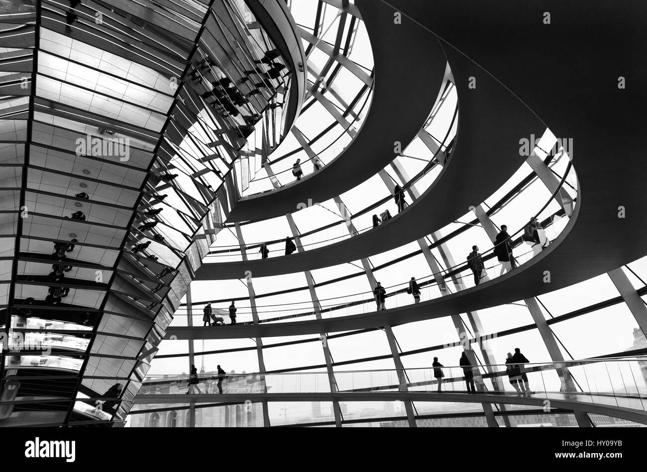 Berlino, Germania - 19 Febbraio 2017: Deutscher Bundestag tedesco moderno parlamento cupola di vetro con le persone intorno a godersi il paesaggio. Foto Stock