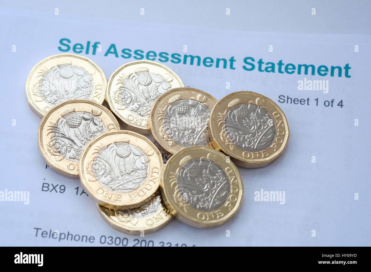 Le imposte sul reddito Self Assessment form con nuovo 2017 libbra di monete Foto Stock