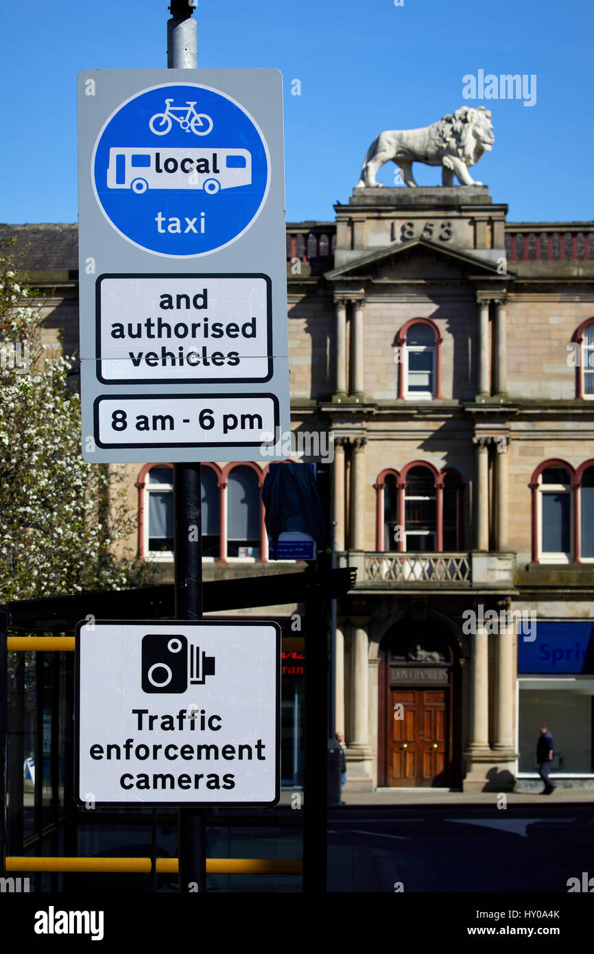 Corsia degli autobus segni Huddersfield Town Center di un grande mercato comune metropolitan borough Kirklees, West Yorkshire, Inghilterra. Regno Unito. Foto Stock