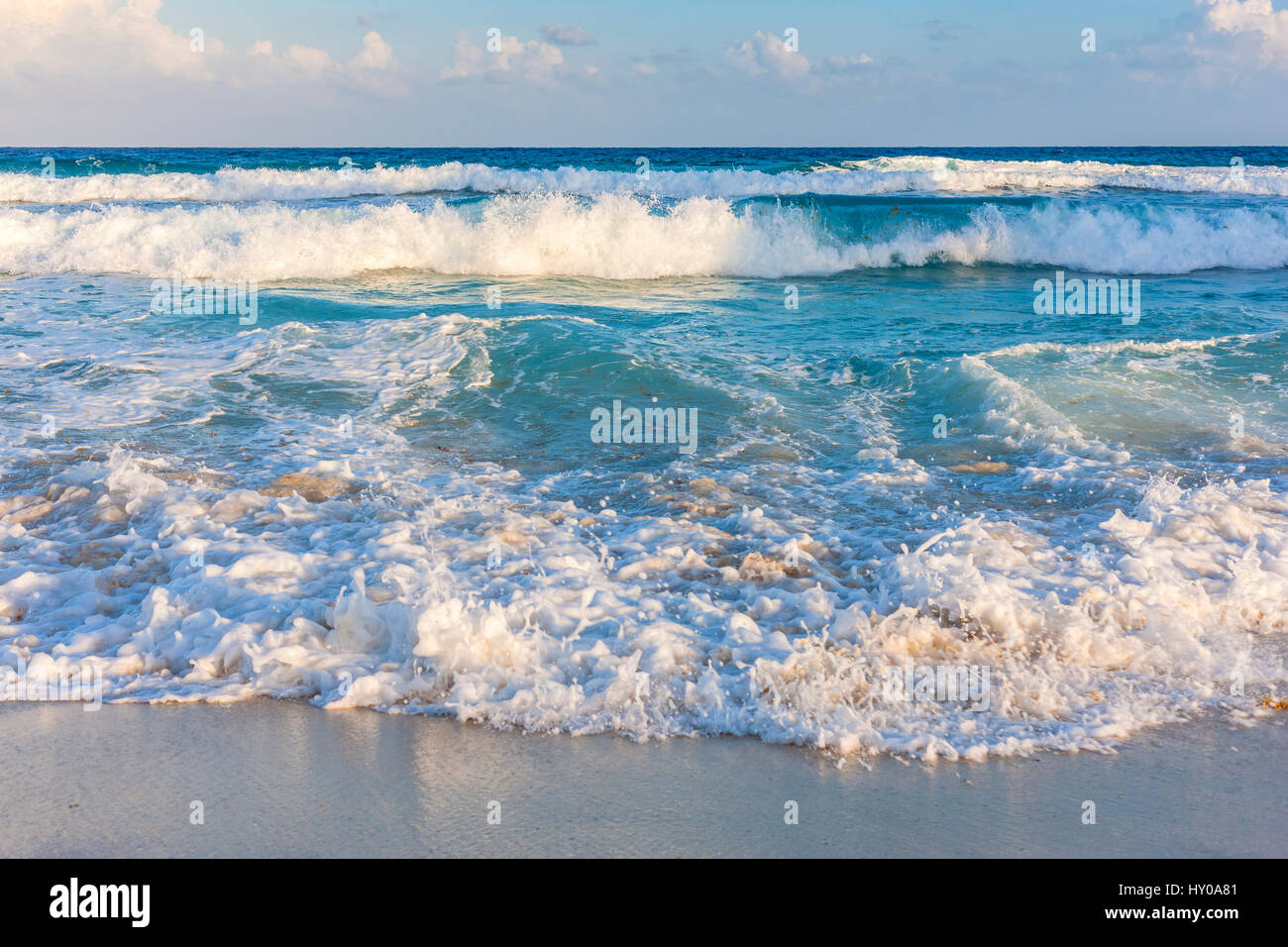 Spiaggia di sabbia e grandi onde, Messico Foto Stock